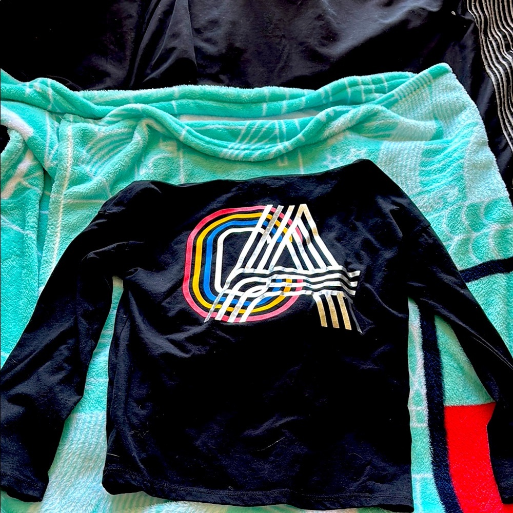 Old Navy long sleeve hooded T-shirt. Size 8